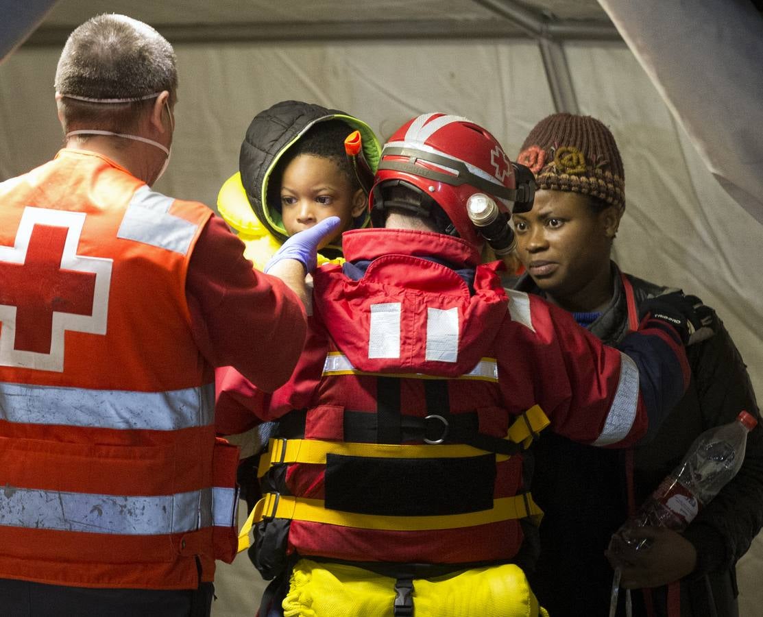 Llegan al puerto de Málaga 155 inmigrantes rescatados en tres pateras en el Mar de Alborán