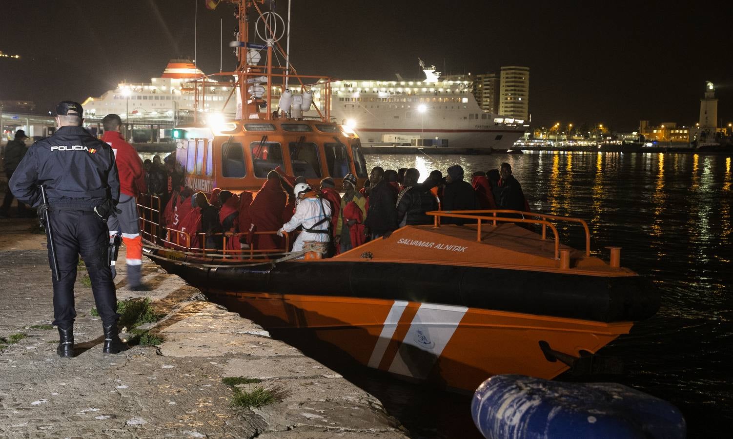 Llegan al puerto de Málaga 155 inmigrantes rescatados en tres pateras en el Mar de Alborán