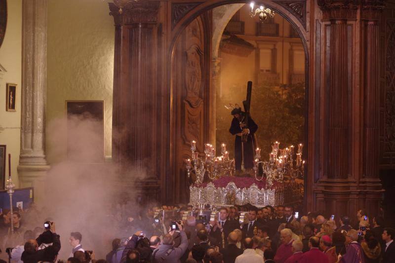 El Nazareno de Nueva Málaga en el vía crucis de la Agrupación, en imágenes