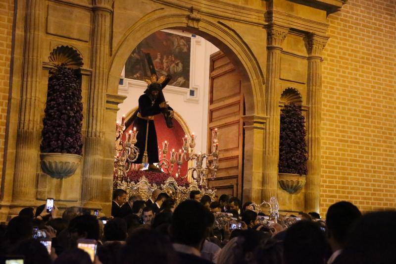 El Nazareno de Nueva Málaga en el vía crucis de la Agrupación, en imágenes