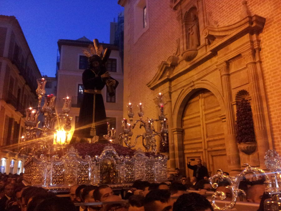 El Nazareno de Nueva Málaga en el vía crucis de la Agrupación, en imágenes