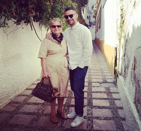 David Delfín junto a su madre. 