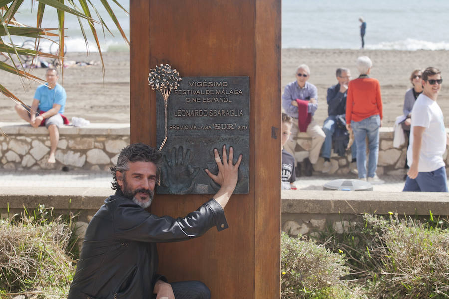 Leonardo Sbaraglia descubre el monolito del Premio Málaga-SUR