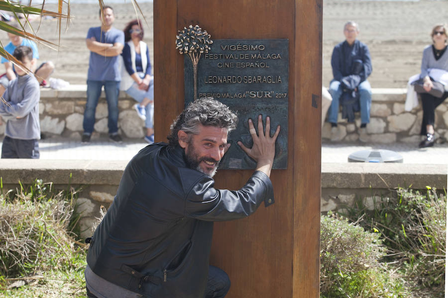 Leonardo Sbaraglia descubre el monolito del Premio Málaga-SUR