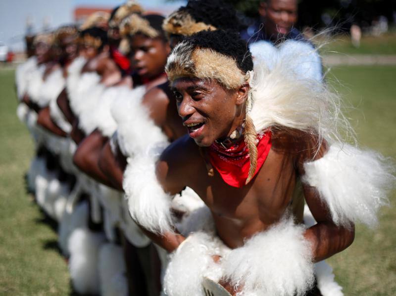 Fotos de la competición anual de danza tradicional Zulu de Ingoma en Sudáfrica