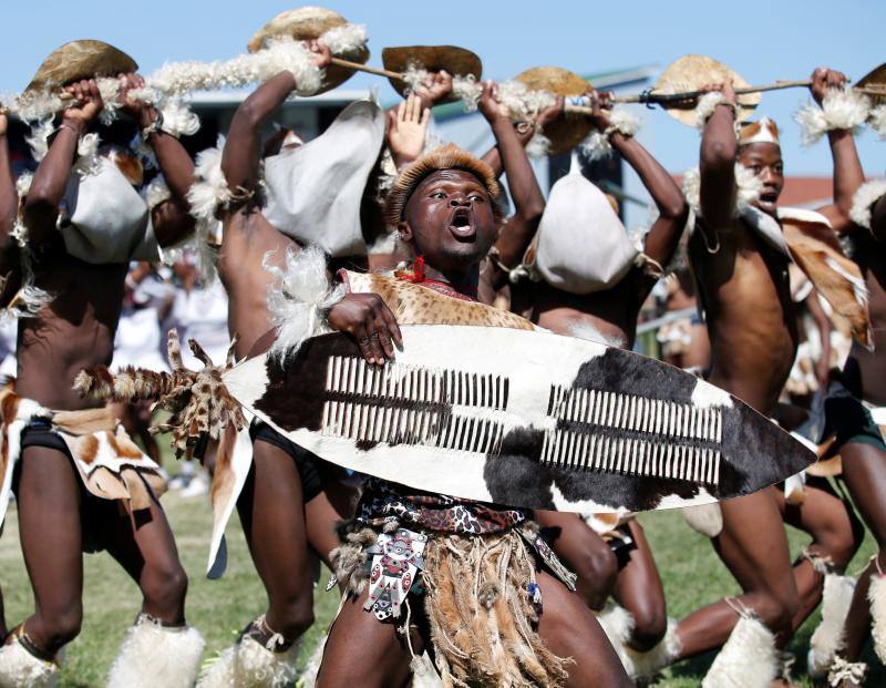 Fotos de la competición anual de danza tradicional Zulu de Ingoma en Sudáfrica