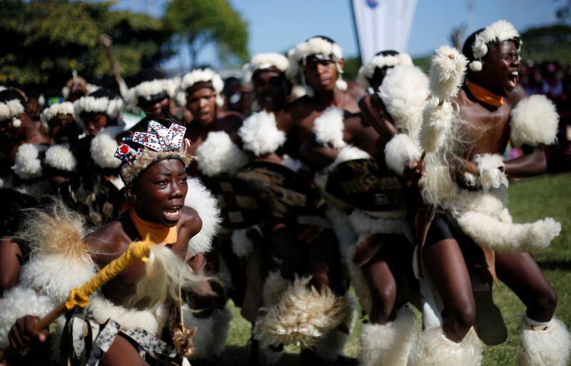 Fotos de la competición anual de danza tradicional Zulu de Ingoma en Sudáfrica