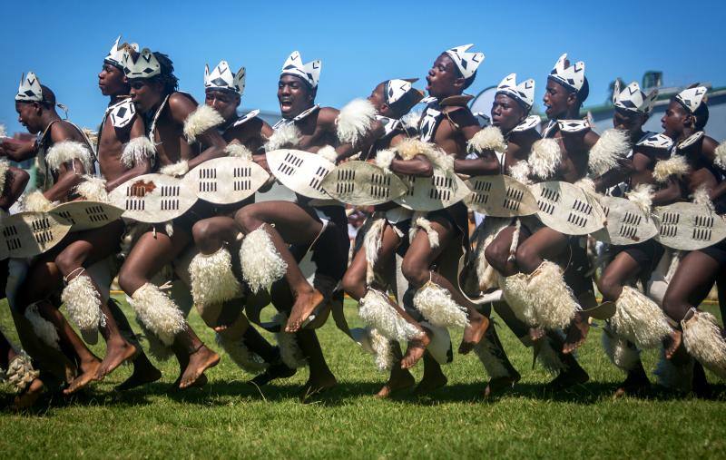 Fotos de la competición anual de danza tradicional Zulu de Ingoma en Sudáfrica