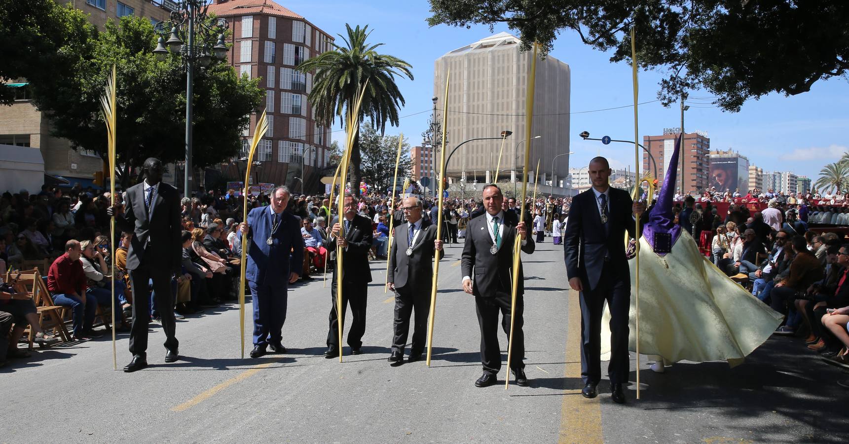 Dulce Nombre procesiona en la Semana Santa 2017