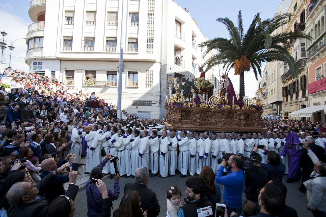 Pollinica sale en procesión por las calles de Málaga 2017