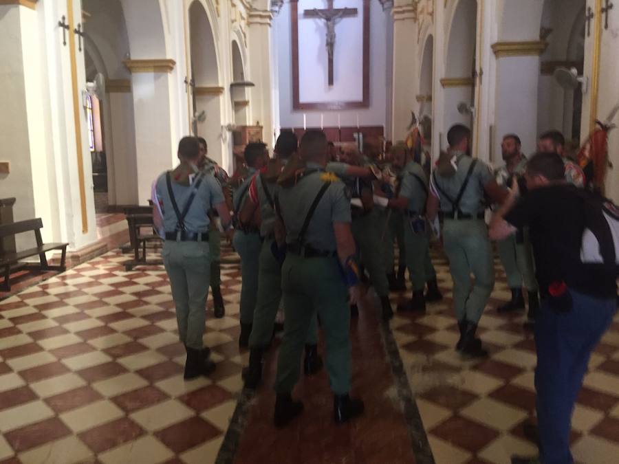 Así viven los legionarios el traslado del Cristo de la Buena Muerte