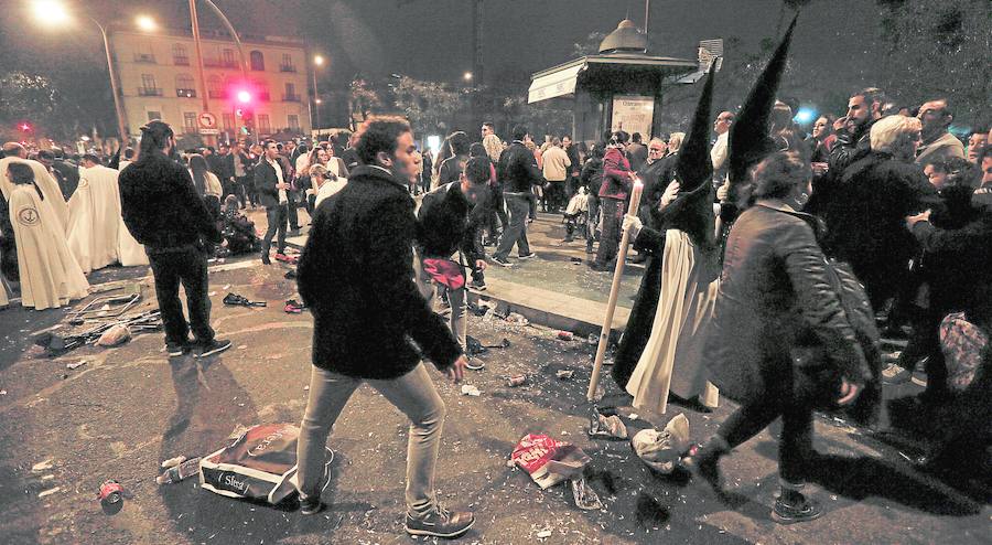 Fotos de la estampida y el pánico en la Madrugá de Sevilla