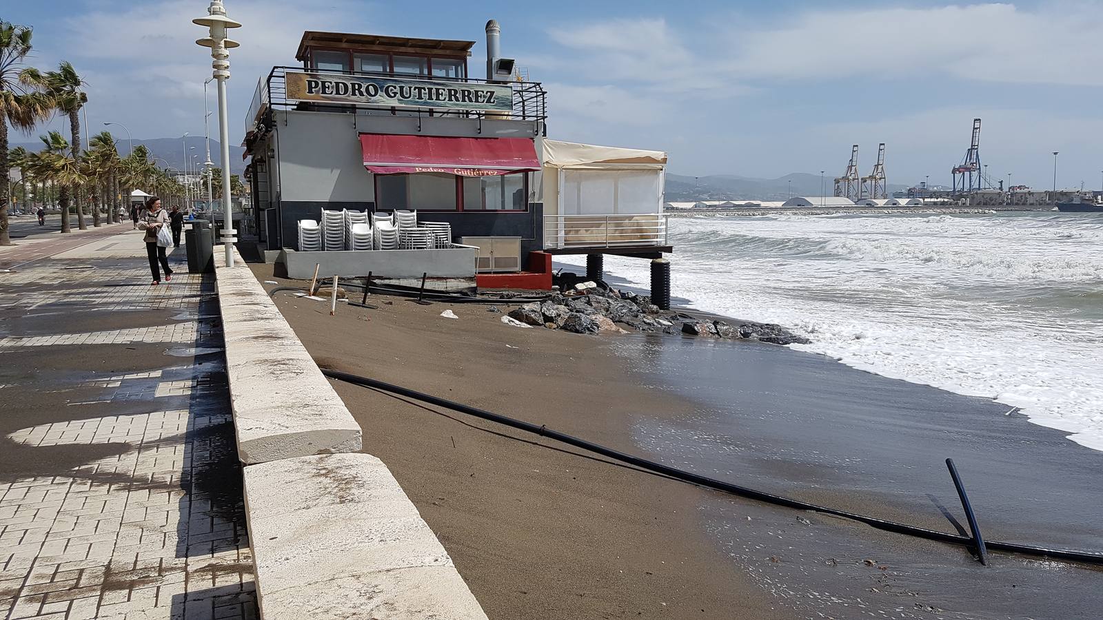 Los efectos del temporal de levante en las playas de Málaga