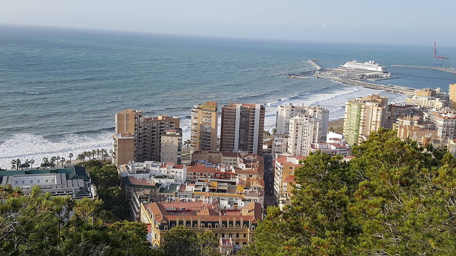 Los efectos del temporal de levante en las playas de Málaga