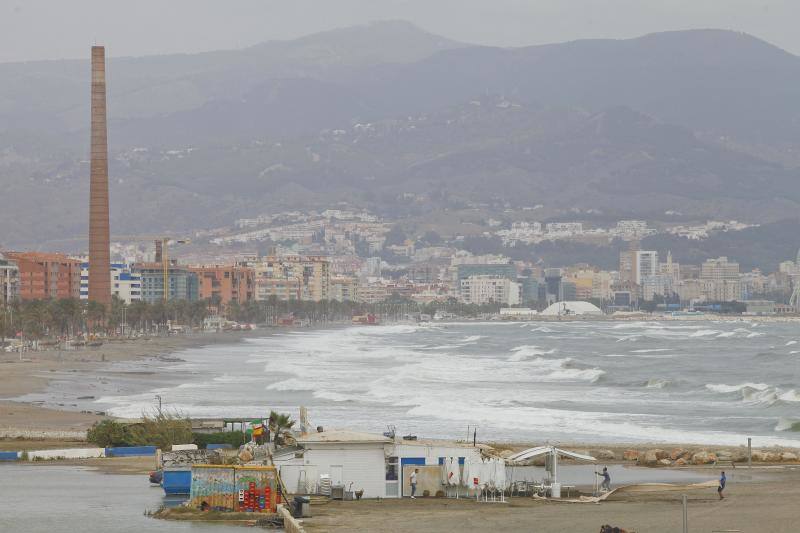 Fotos de los efectos del temporal en las playas de Málaga capital