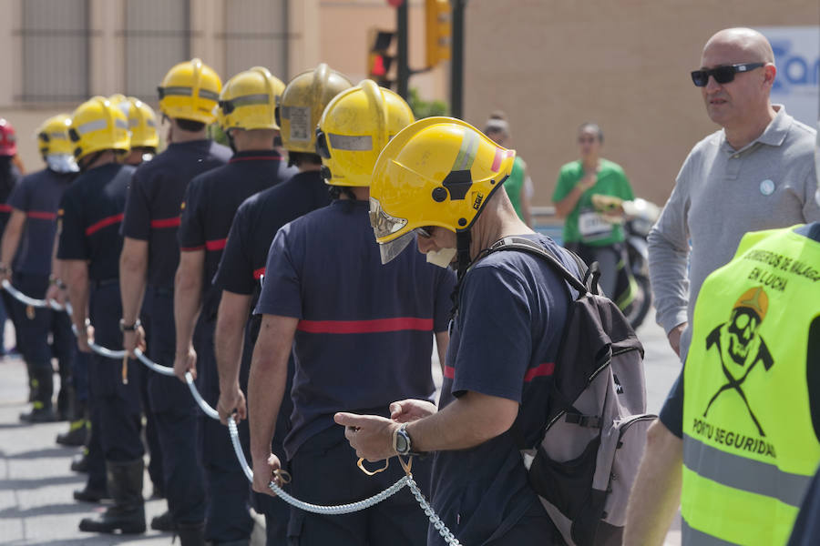 Cuatro mil personas se movilizan en apoyo a los bomberos de Málaga