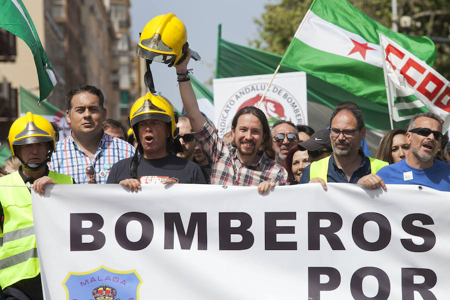 Cuatro mil personas se movilizan en apoyo a los bomberos de Málaga
