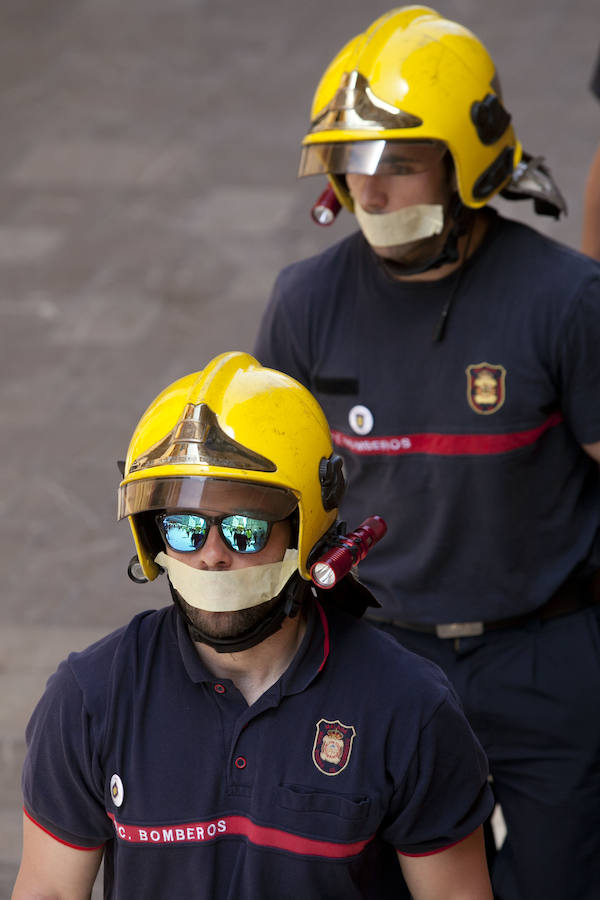 Cuatro mil personas se movilizan en apoyo a los bomberos de Málaga