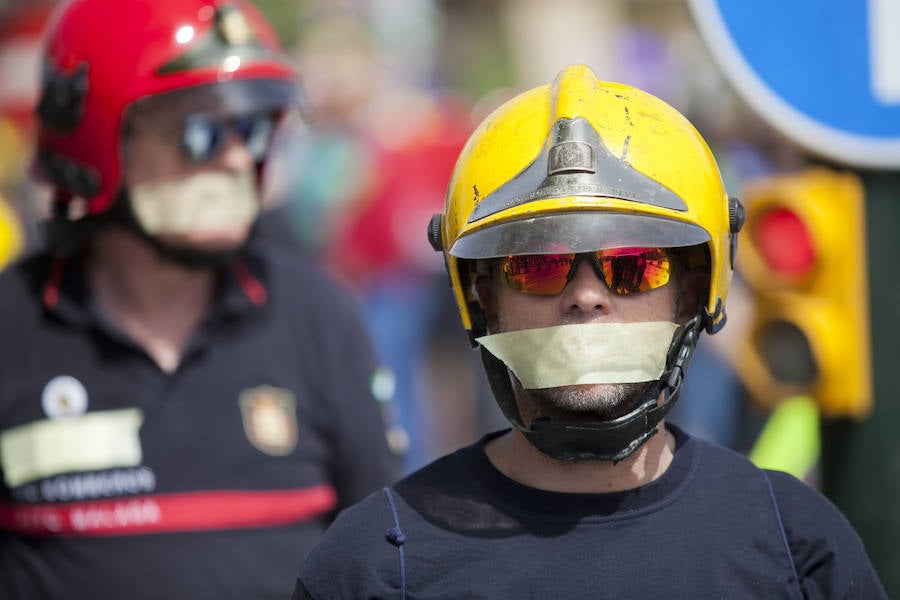 Cuatro mil personas se movilizan en apoyo a los bomberos de Málaga
