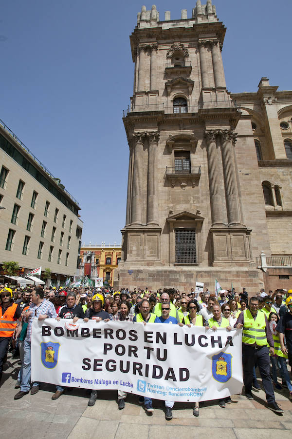 Cuatro mil personas se movilizan en apoyo a los bomberos de Málaga