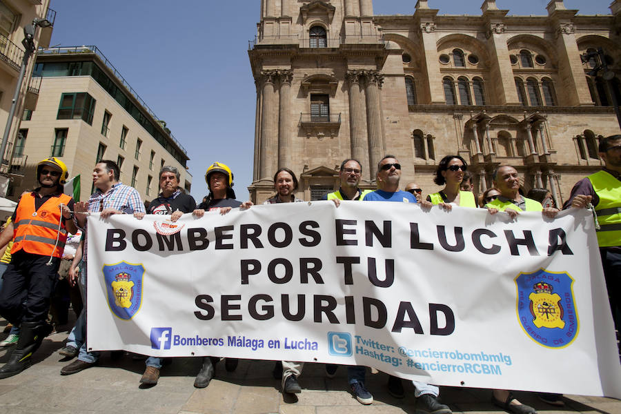 Cuatro mil personas se movilizan en apoyo a los bomberos de Málaga