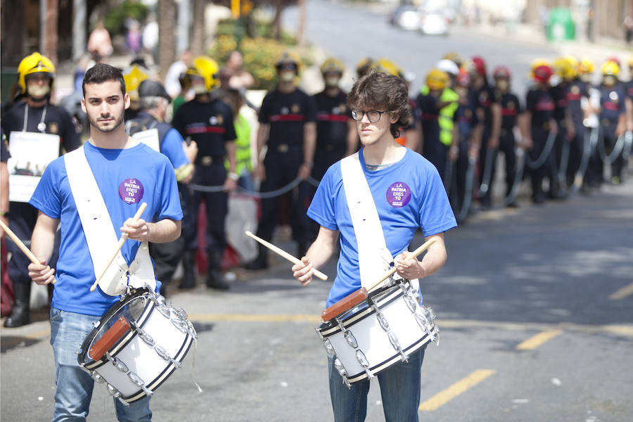 Cuatro mil personas se movilizan en apoyo a los bomberos de Málaga
