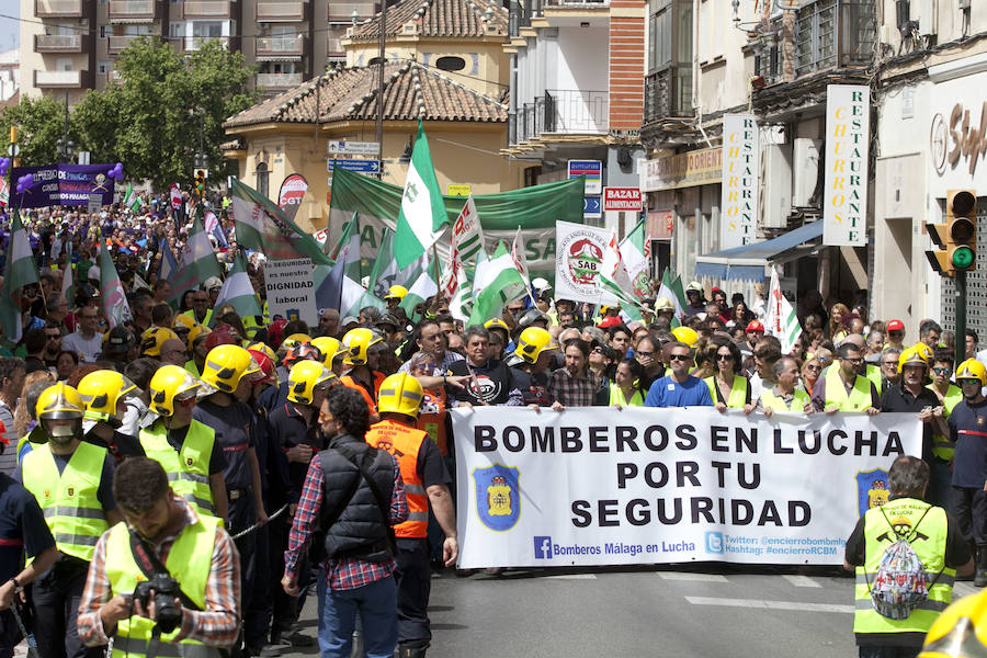 Cuatro mil personas se movilizan en apoyo a los bomberos de Málaga