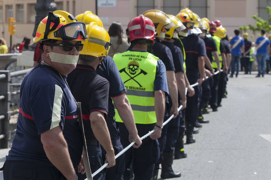 Cuatro mil personas se movilizan en apoyo a los bomberos de Málaga