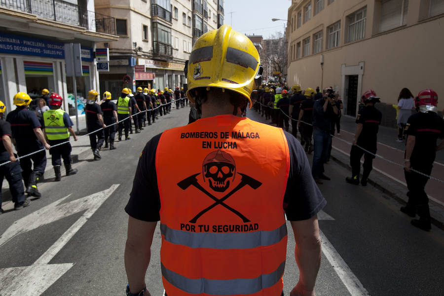 Cuatro mil personas se movilizan en apoyo a los bomberos de Málaga