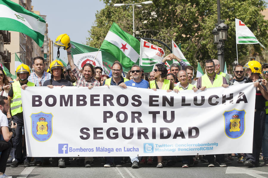 Cuatro mil personas se movilizan en apoyo a los bomberos de Málaga
