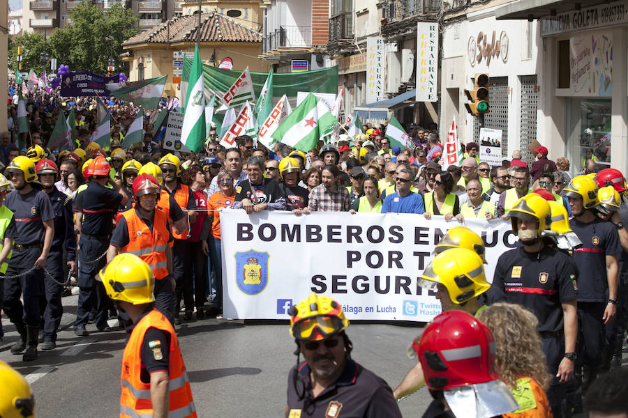 Cuatro mil personas se movilizan en apoyo a los bomberos de Málaga