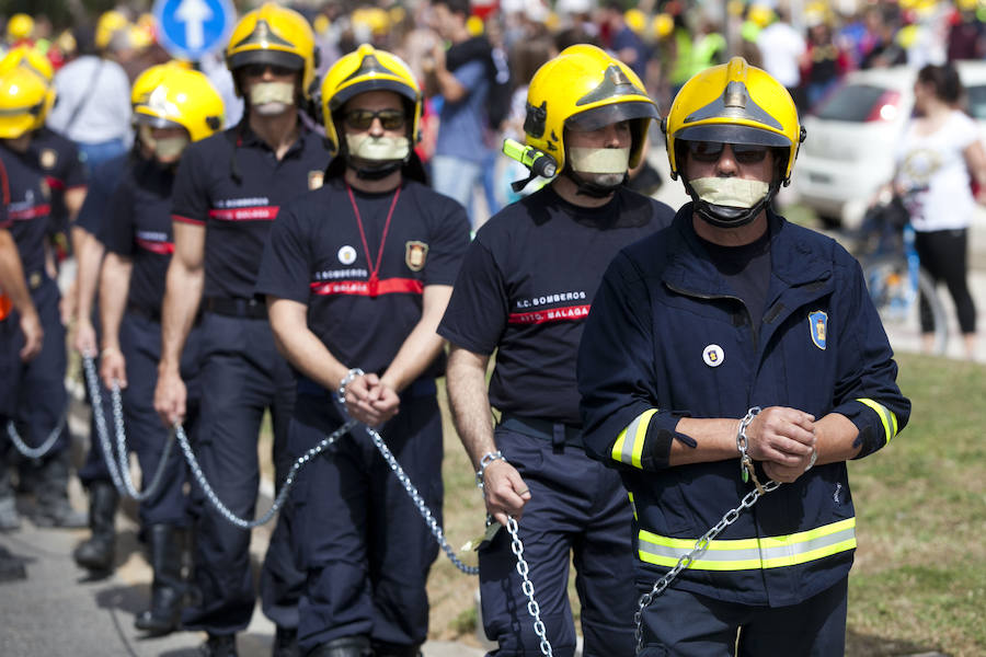 Cuatro mil personas se movilizan en apoyo a los bomberos de Málaga