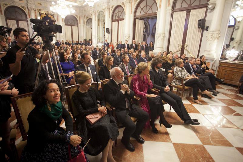 Fotos de la entrega de la Medalla de la Orden del Imperio Británico a Fernando Francés