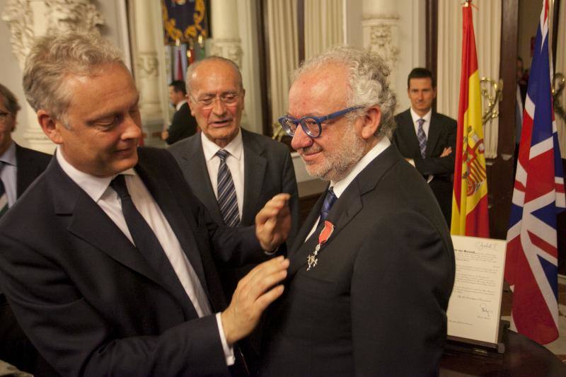 Fotos de la entrega de la Medalla de la Orden del Imperio Británico a Fernando Francés