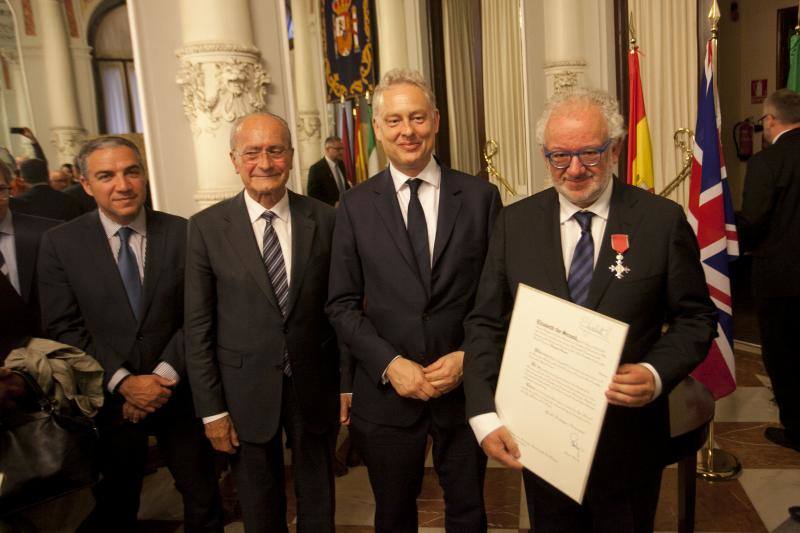 Fotos de la entrega de la Medalla de la Orden del Imperio Británico a Fernando Francés