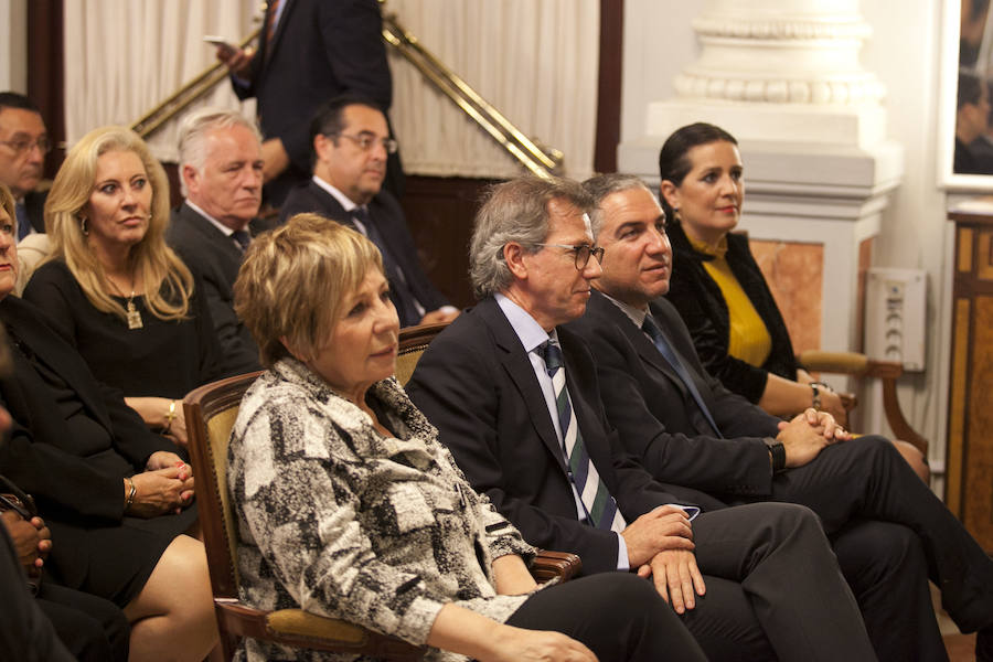 Fotos de la entrega de la Medalla de la Orden del Imperio Británico a Fernando Francés