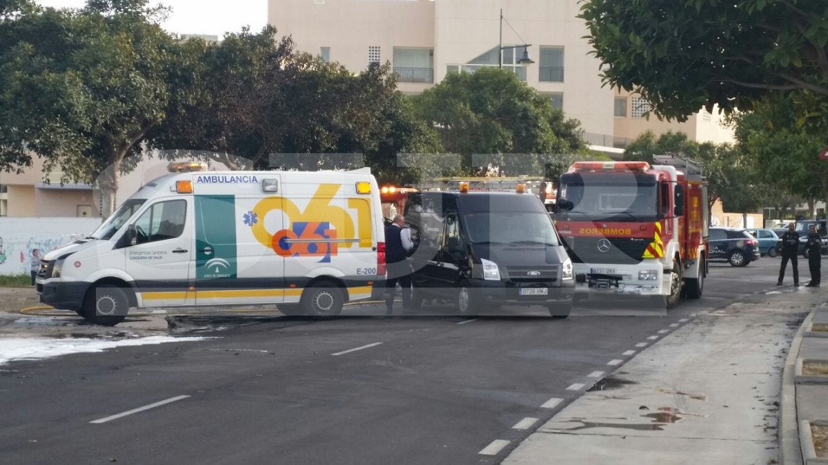 Hallan un cadáver calcinado tras sofocar un incendio en una autocaravana en Torremolinos