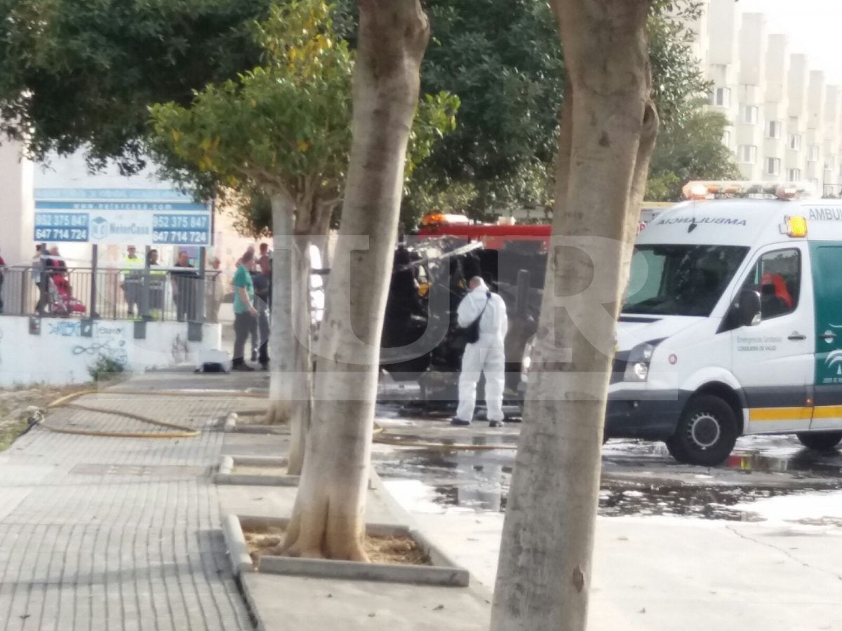 Hallan un cadáver calcinado tras sofocar un incendio en una autocaravana en Torremolinos