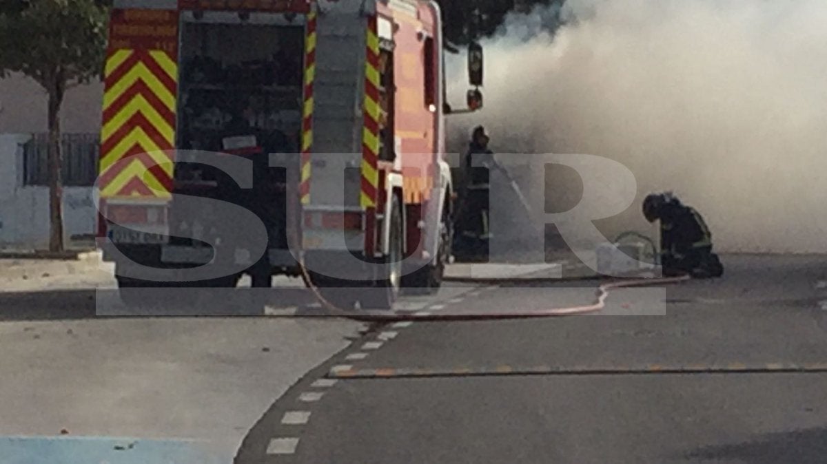 Hallan un cadáver calcinado tras sofocar un incendio en una autocaravana en Torremolinos