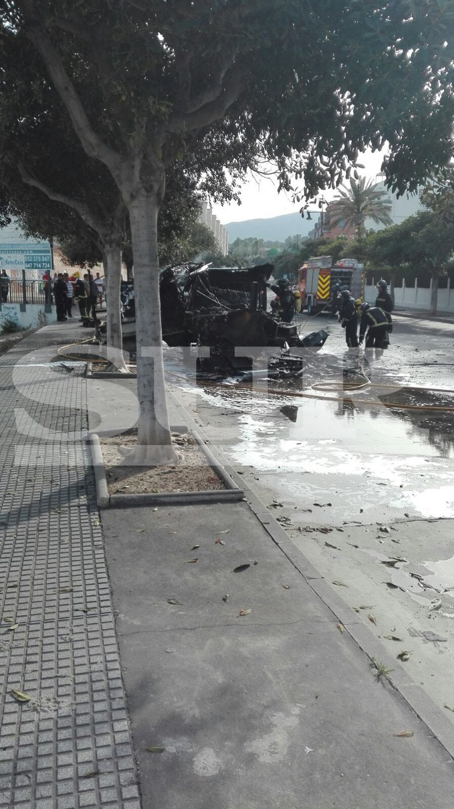 Hallan un cadáver calcinado tras sofocar un incendio en una autocaravana en Torremolinos