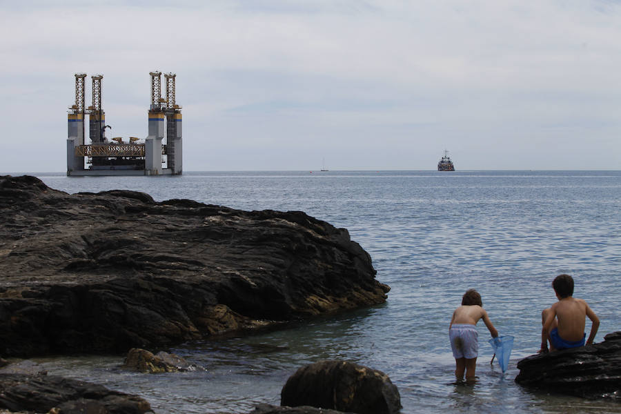 Así han sido las labores para reflotar la plataforma encallada en Benalmádena