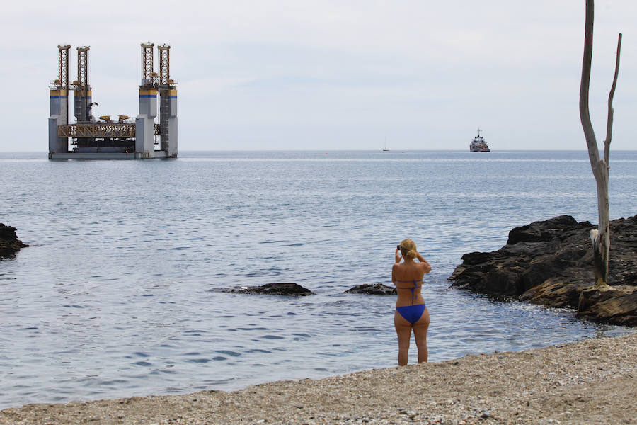 Así han sido las labores para reflotar la plataforma encallada en Benalmádena