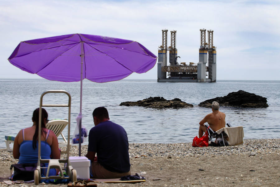 Así han sido las labores para reflotar la plataforma encallada en Benalmádena