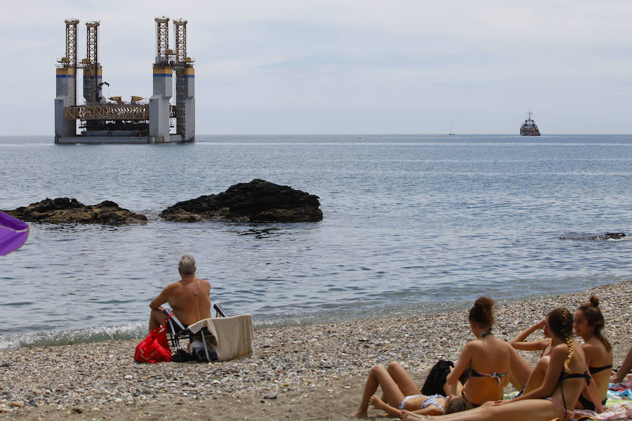 Así han sido las labores para reflotar la plataforma encallada en Benalmádena