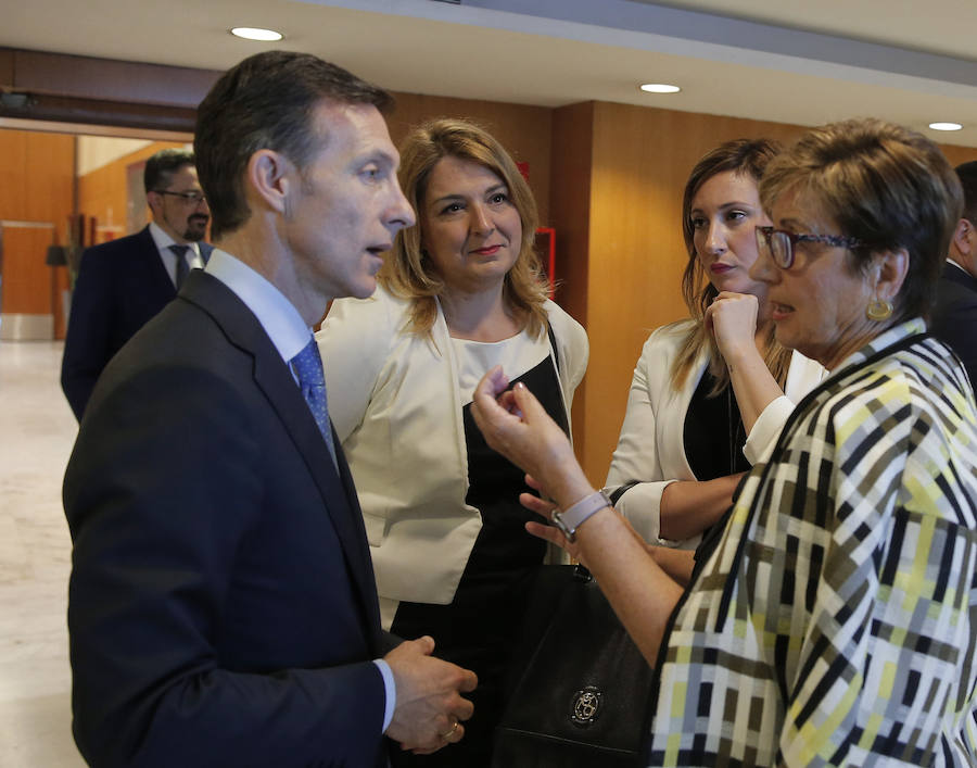 Luis Sánchez Manzano conversa con Marisa Bustinduy, Ana Isabel González y Mari Nieves Ramírez.. 