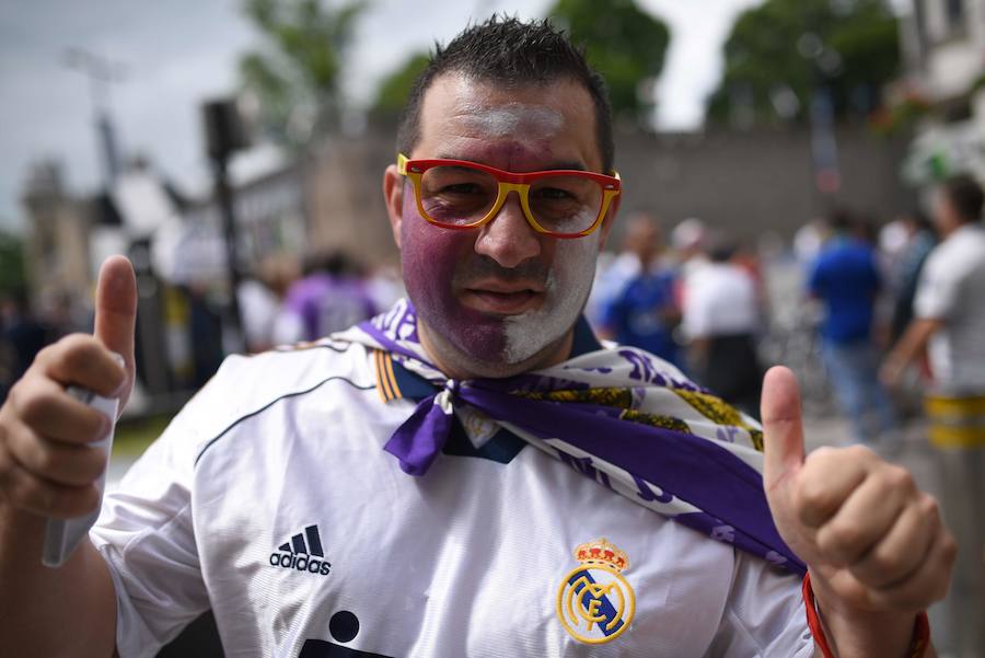 Cardiff se tiñe de blanco para animar al Real Madrid. La capital de Gales acoge la final de la Liga de Campeones, y multitud de aficionados madridistas se han desplazado para apoyar a su equipo, dejando las imágenes más variopintas.