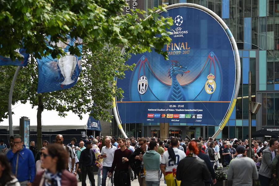 Cardiff se tiñe de blanco para animar al Real Madrid. La capital de Gales acoge la final de la Liga de Campeones, y multitud de aficionados madridistas se han desplazado para apoyar a su equipo, dejando las imágenes más variopintas.