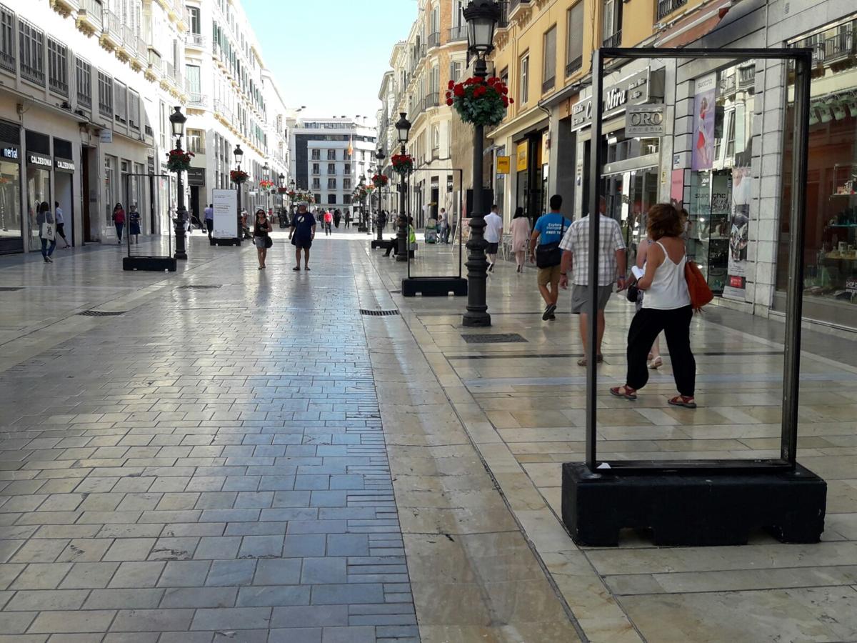 Destrozan la exposición sobre el cáncer instalada en calle Larios