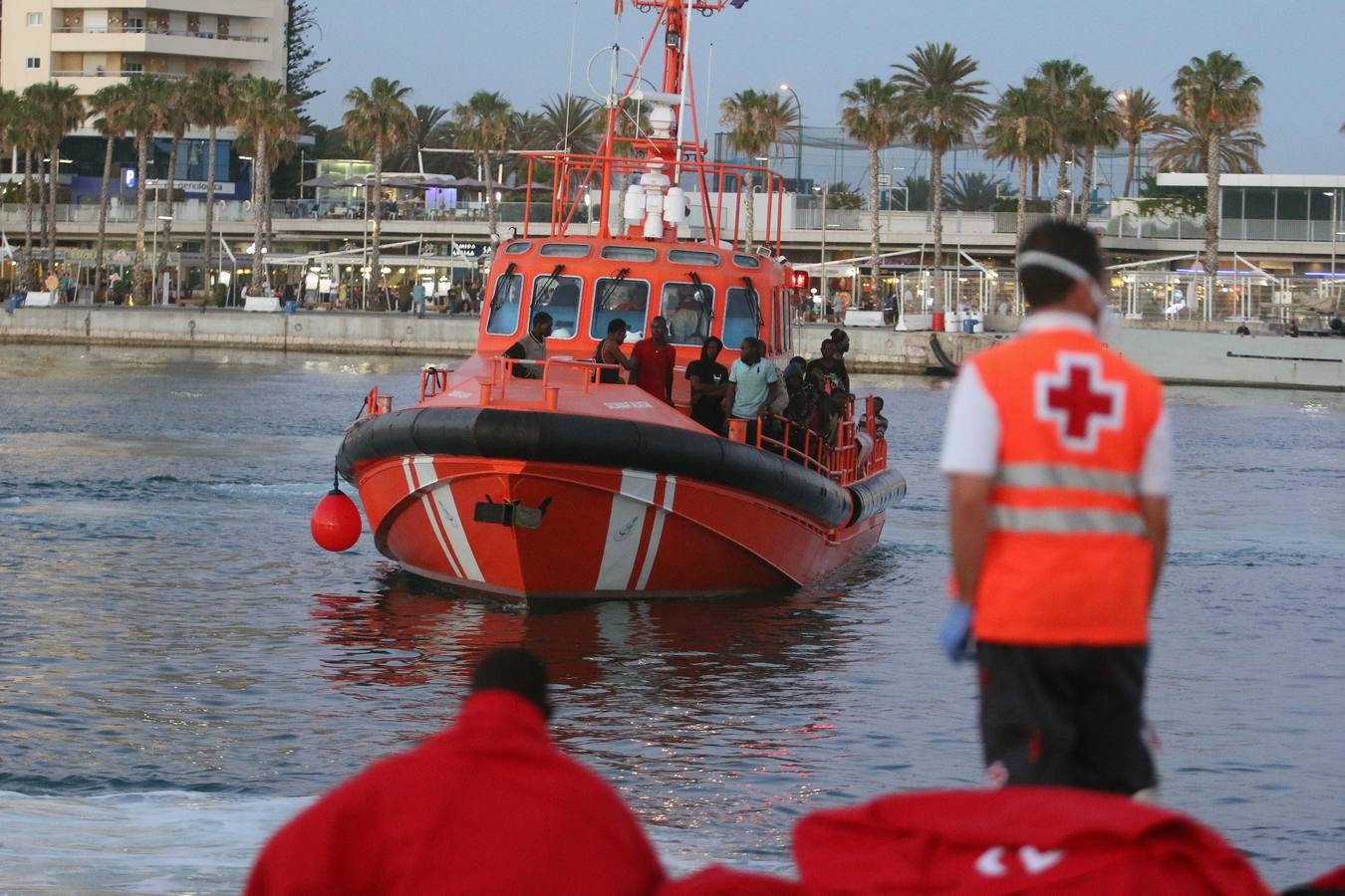 Rescatan a 59 inmigrantes a bordo de dos pateras frente a las costas de Málaga