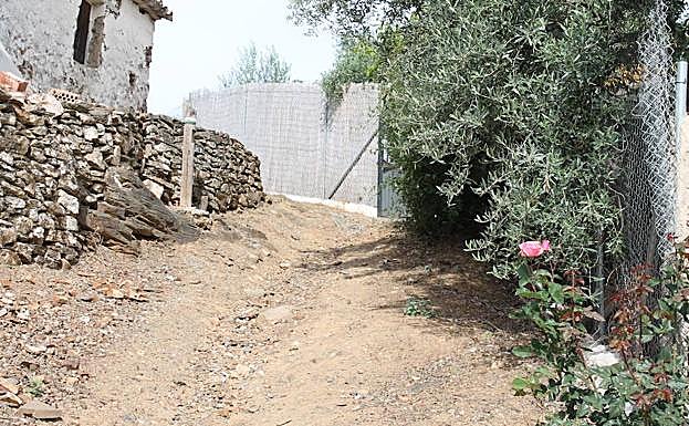 La ruta atraviesa un conjunto de viviendas rurales